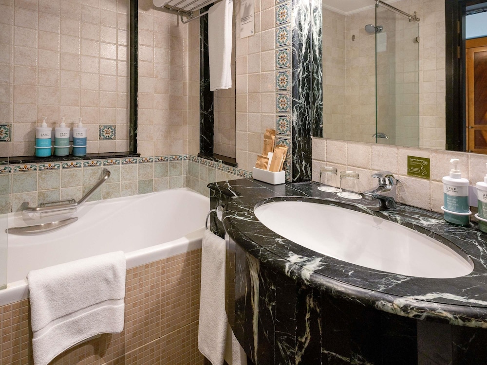 Suite, 1 cama doble con sofá cama del hotel Novotel Bahrain Al Dana Resort. Foto 3