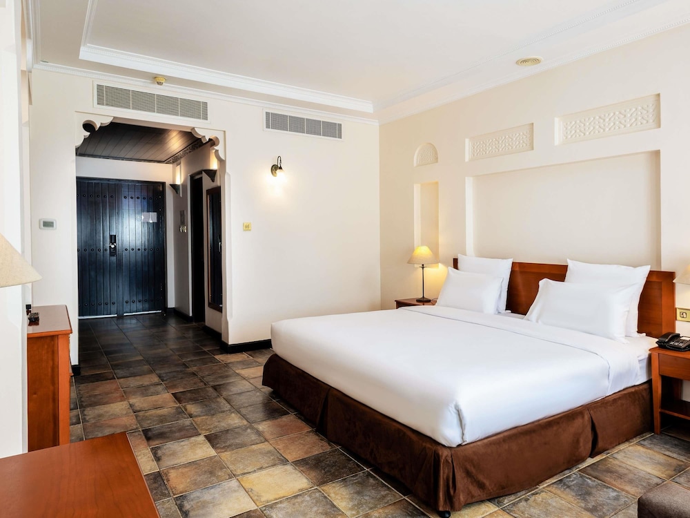 Habitación estándar doble, 1 cama doble del hotel Novotel Bahrain Al Dana Resort. Foto 1
