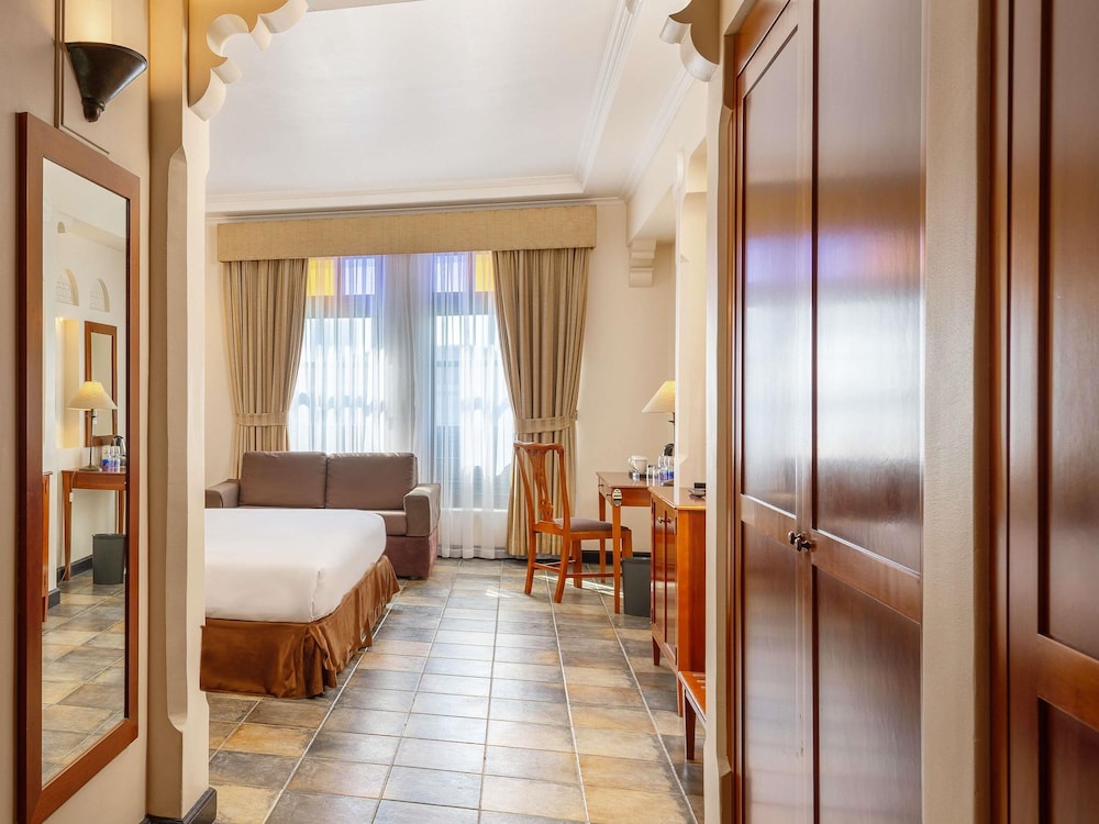 Habitación estándar doble, 1 cama doble del hotel Novotel Bahrain Al Dana Resort. Foto 5