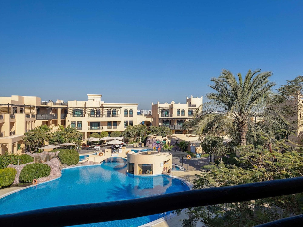 Habitación superior, 1 cama de matrimonio grande, balcón, vistas a la piscina del hotel Novotel Bahrain Al Dana Resort. Foto 6
