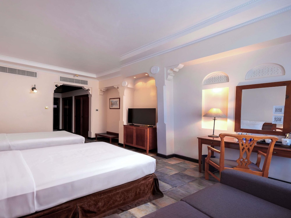 Habitación superior con 2 camas individuales del hotel Novotel Bahrain Al Dana Resort. Foto 5