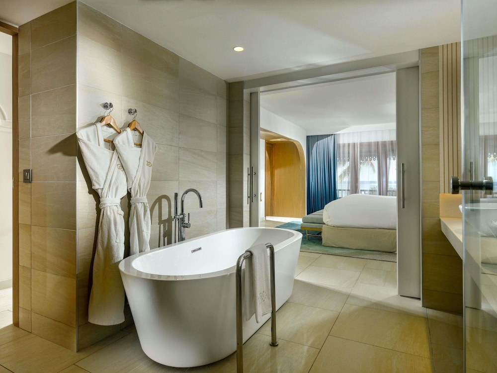 SUITE OPERA, 1 Cama King Size, vistas al océano, acceso directo a la playa, balcón o terraza del hotel Sofitel Mauritius L'imperial Resort and Spa. Foto 6