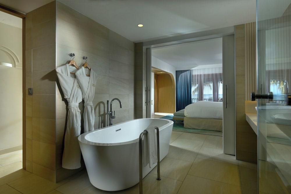 SUITE OPERA, 1 Cama King Size, vistas al océano, acceso directo a la playa, balcón o terraza del hotel Sofitel Mauritius L'imperial Resort and Spa. Foto 9
