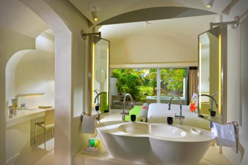 Suite SO, 1 cama King o camas gemelas, jardín privado, terraza, vistas al jardín, frente al mar del hotel So/ Sofitel Mauritius. Foto 3