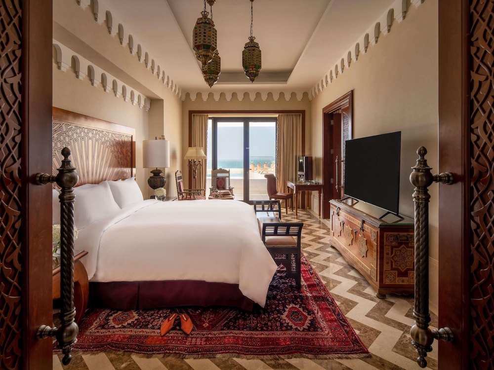 Suite Opera, 1 cama king - size, salón, terraza en la azotea, piscina infinita del hotel Sofitel Bahrain Zallaq Thalassa Sea and Spa
