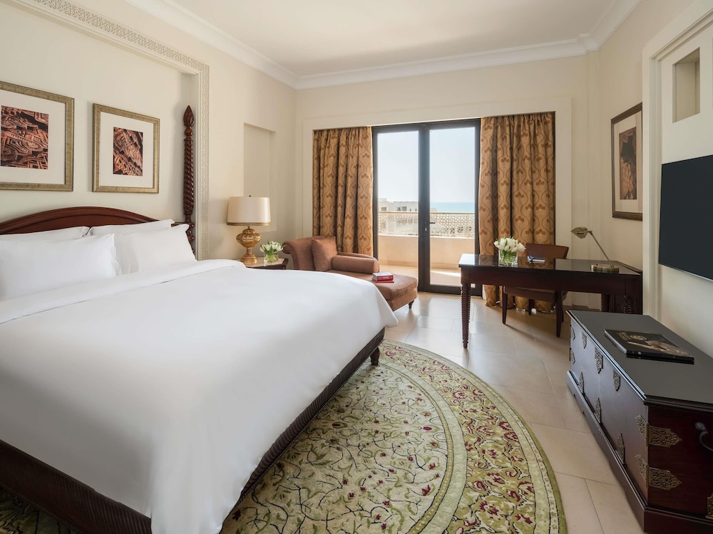 Suite Opera, 1 cama king - size, salón, terraza en la azotea, piscina infinita del hotel Sofitel Bahrain Zallaq Thalassa Sea and Spa. Foto 3