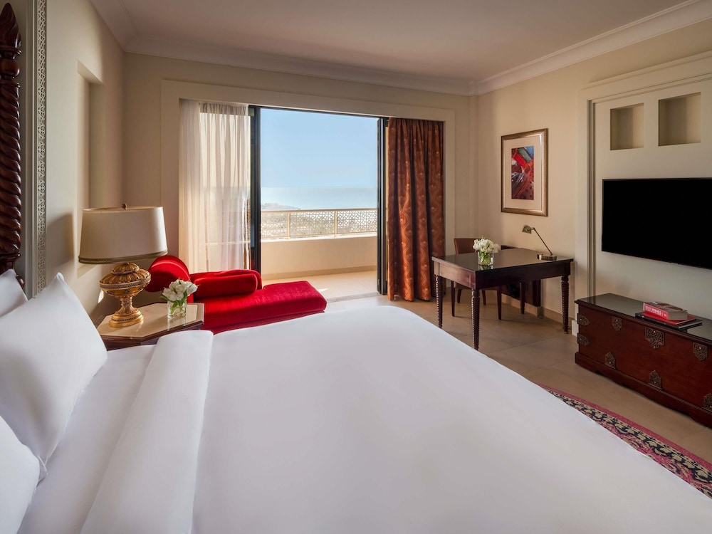 Habitación de Lujo, Acceso Club Millesime, 1 cama King Size, vistas al mar, balcón privado del hotel Sofitel Bahrain Zallaq Thalassa Sea and Spa. Foto 5