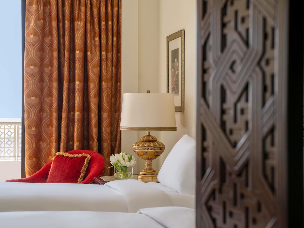 Habitación de Lujo, Acceso Club Millesime, 2 camas individuales, balcón privado del hotel Sofitel Bahrain Zallaq Thalassa Sea and Spa. Foto 2