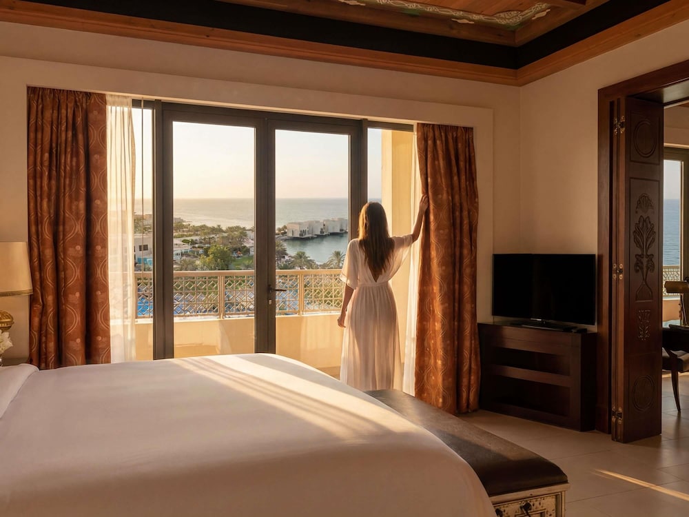 Suite Prestige, Acceso Club Millesime, 1 cama King Size, vistas al mar, terraza del hotel Sofitel Bahrain Zallaq Thalassa Sea and Spa. Foto 5