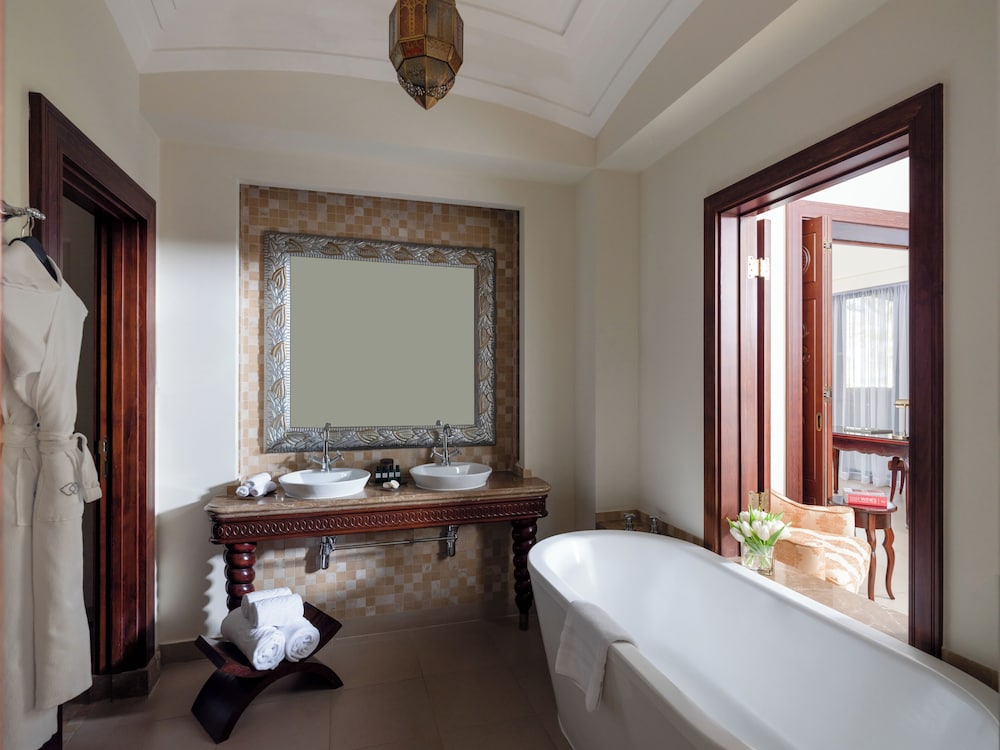 Suite Prestige, Acceso Club Millesime, 1 cama King Size, vistas al mar, terraza del hotel Sofitel Bahrain Zallaq Thalassa Sea and Spa. Foto 9