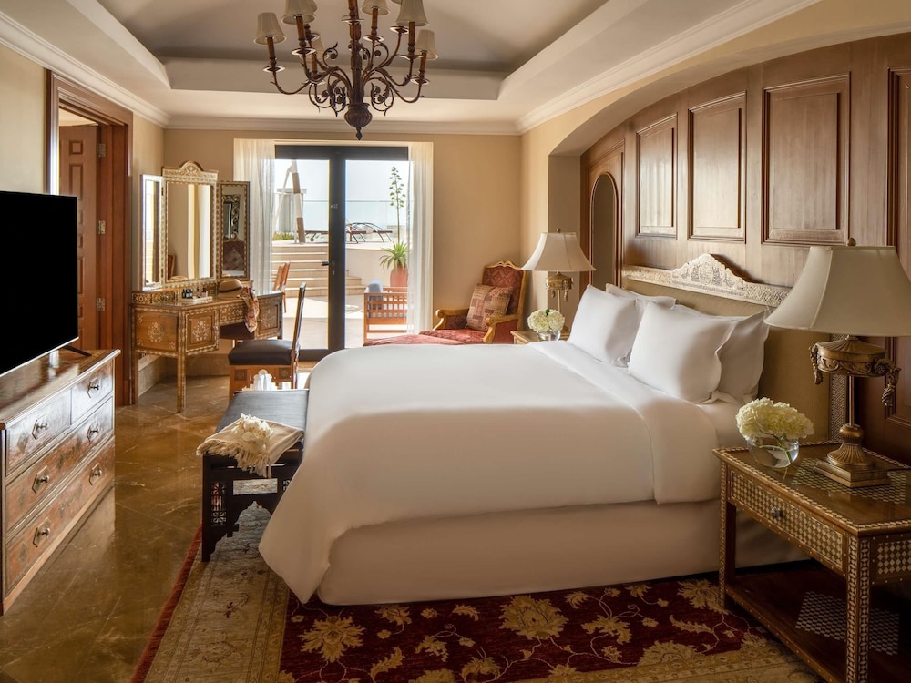Suite Opera, 1 cama king - size, salón, terraza en la azotea, piscina infinita del hotel Sofitel Bahrain Zallaq Thalassa Sea and Spa. Foto 5