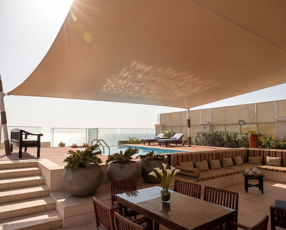Suite Opera, 1 cama king - size, salón, terraza en la azotea, piscina infinita del hotel Sofitel Bahrain Zallaq Thalassa Sea and Spa. Foto 19