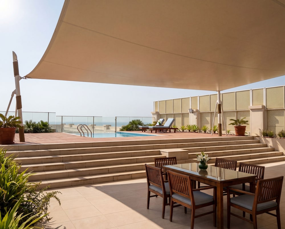 Suite Opera, 1 cama king - size, salón, terraza en la azotea, piscina infinita del hotel Sofitel Bahrain Zallaq Thalassa Sea and Spa. Foto 20