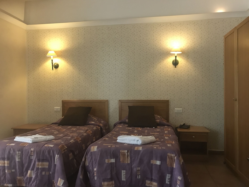 Habitación estándar con 1 cama doble o 2 individuales del hotel The Windsor. Foto 4