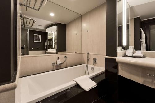 Habitación Clásica con 2 camas dobles - Planta superior del hotel Intercontinental Malta