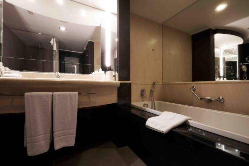 Habitación Clásica con 2 camas dobles - Planta superior del hotel Intercontinental Malta. Foto 1