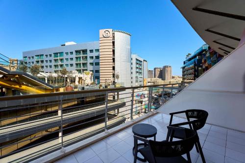 Premium King Room with City View - Opal Lounge Access del hotel Intercontinental Malta. Foto 6