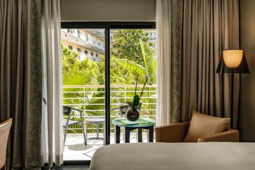 Habitación Clásica con vistas al jardín y cama extragrande del hotel Intercontinental Malta. Foto 1