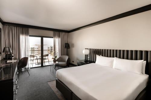 Classic King Room with Pool View - Club Lounge Access del hotel Intercontinental Malta. Foto 3