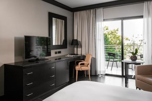 Habitación Clásica con vistas al jardín y cama extragrande del hotel Intercontinental Malta. Foto 3