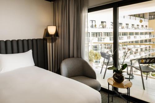 Habitación Clásica con vistas al jardín y cama extragrande del hotel Intercontinental Malta. Foto 4