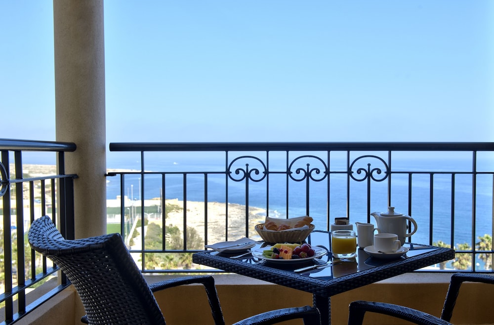 Habitación Deluxe, 1 cama de matrimonio, vistas al mar del hotel Corinthia St George's Bay Malta. Foto 2