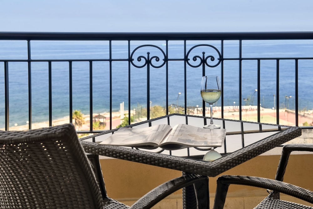 Habitación Deluxe, 1 cama de matrimonio, vistas al mar del hotel Corinthia St George's Bay Malta. Foto 4