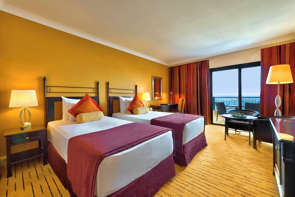 Superior Family Room, Sea View del hotel Corinthia St George's Bay Malta