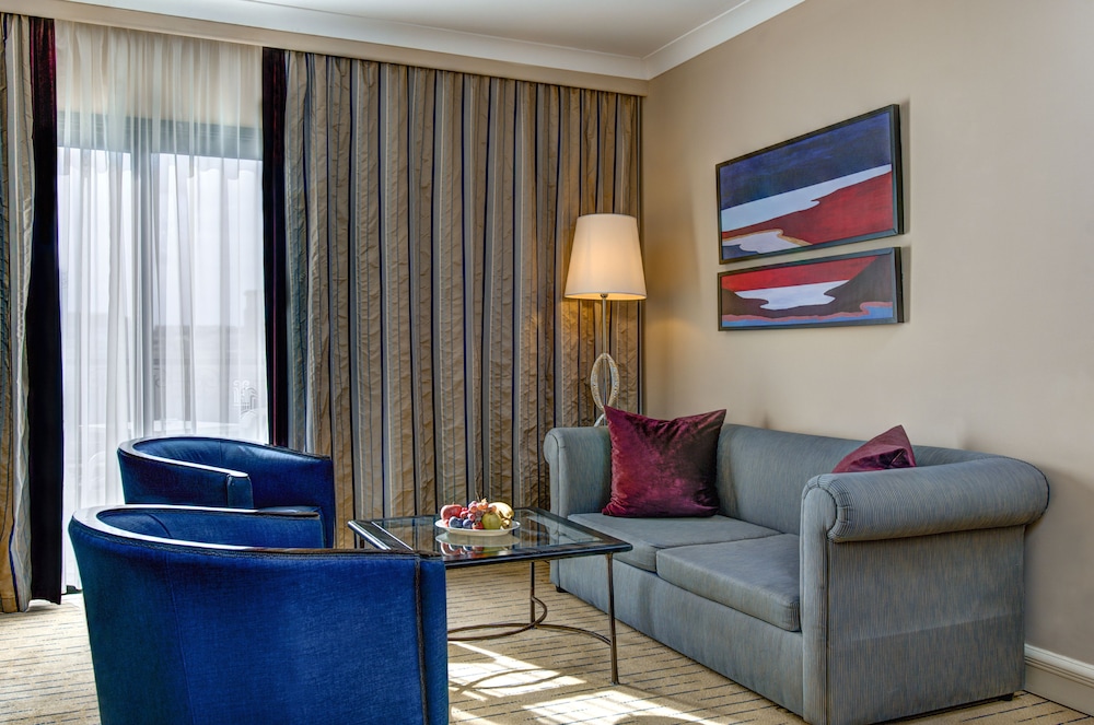 Suite junior, 1 cama de matrimonio del hotel Corinthia St George's Bay Malta. Foto 2