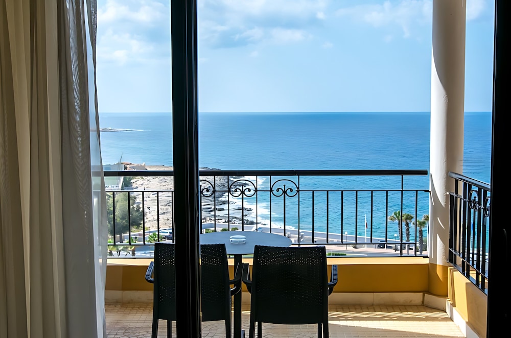Habitación ejecutiva, 1 cama de matrimonio, vistas al mar del hotel Corinthia St George's Bay Malta. Foto 3