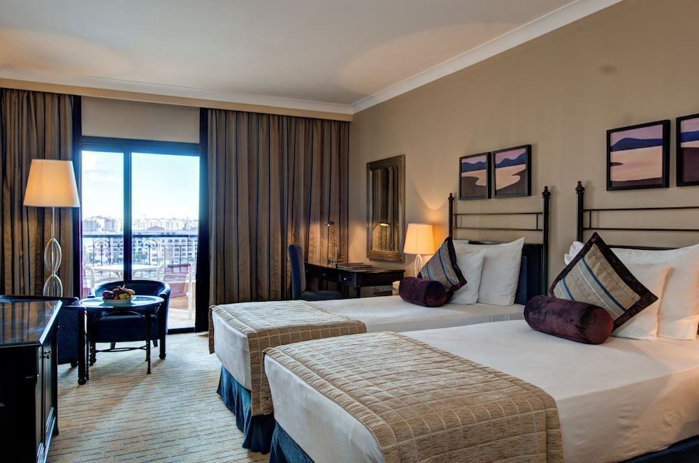 Habitación ejecutiva con 2 camas individuales, vistas al mar del hotel Corinthia St George's Bay Malta. Foto 1