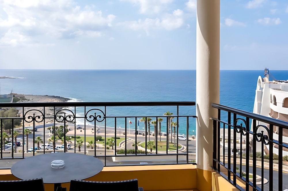Habitación ejecutiva con 2 camas individuales, vistas al mar del hotel Corinthia St George's Bay Malta. Foto 2