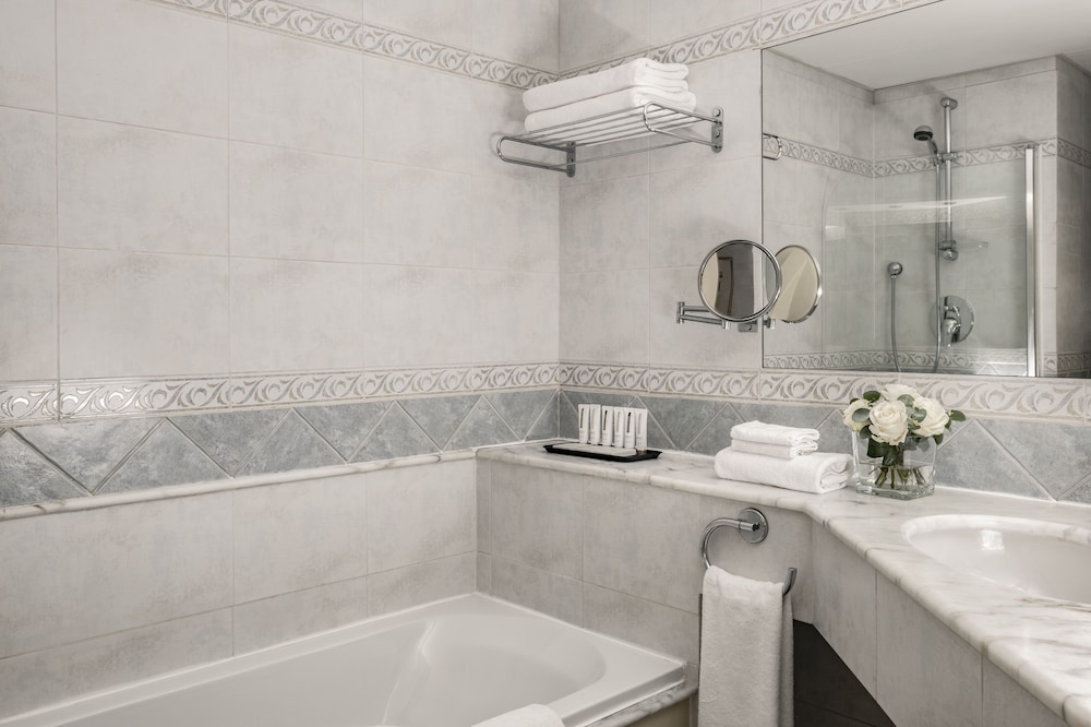 Habitación ejecutiva con 2 camas individuales, vistas al mar del hotel Corinthia St George's Bay Malta. Foto 3