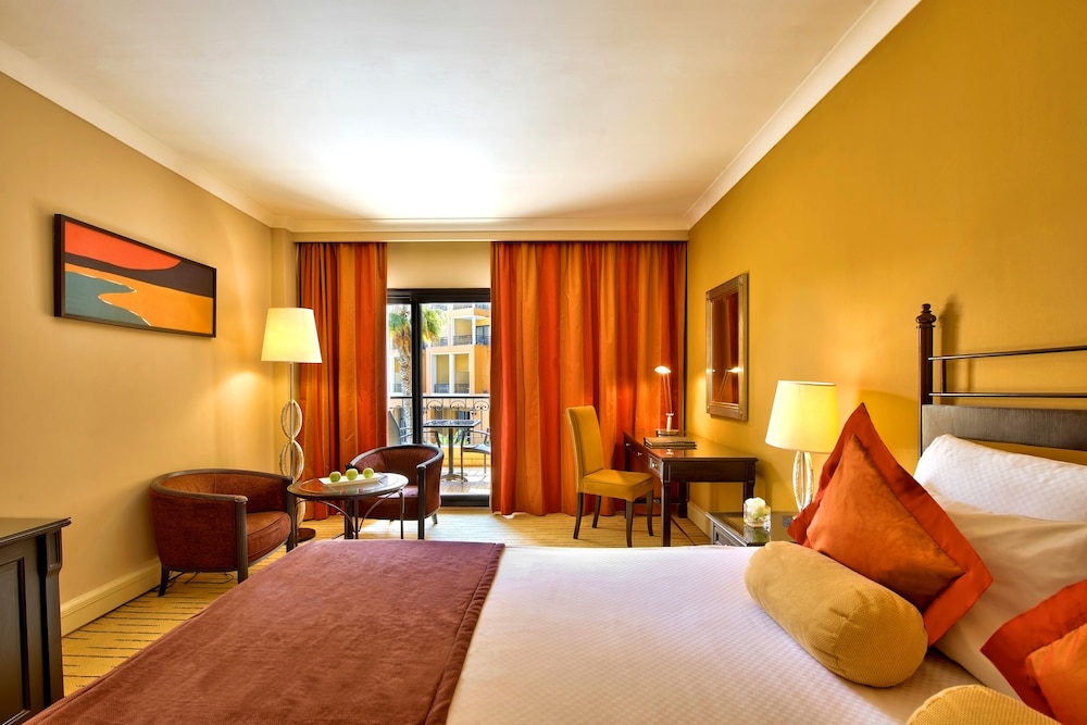 Habitación superior, 1 cama de matrimonio del hotel Corinthia St George's Bay Malta