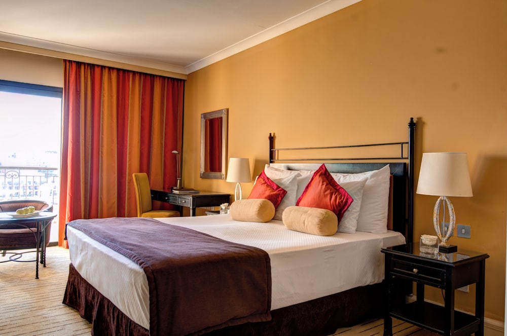 Habitación superior, 1 cama de matrimonio del hotel Corinthia St George's Bay Malta. Foto 2