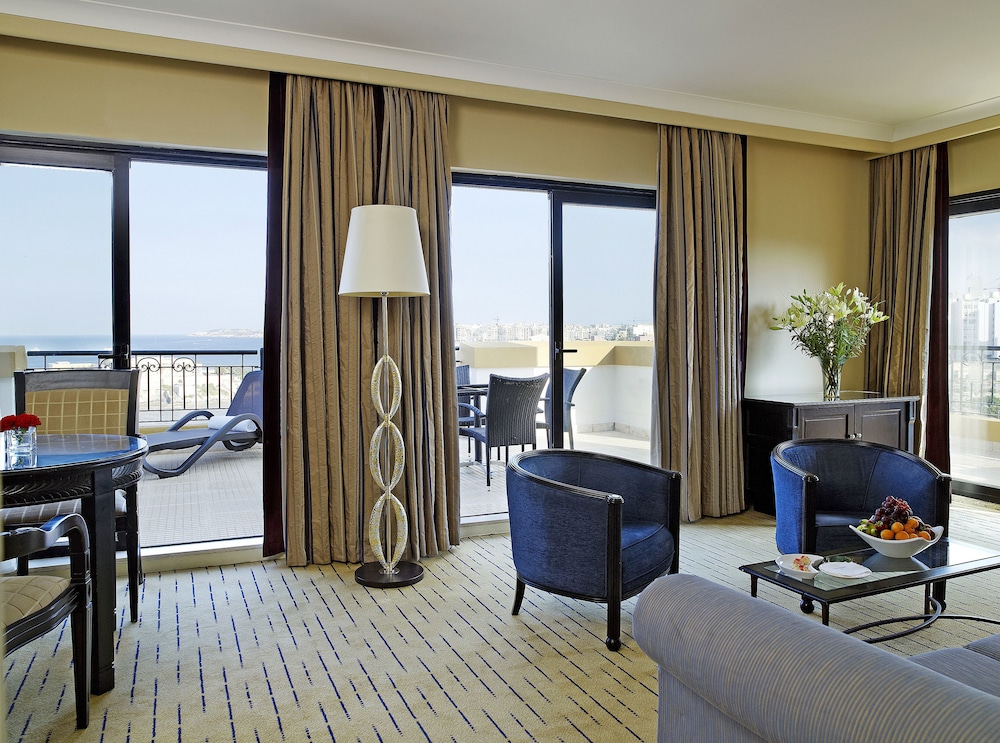 Suite Deluxe, 2 camas individuales, vistas al mar del hotel Corinthia St George's Bay Malta. Foto 2