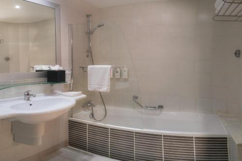 Habitación Doble Clásica - 2 camas del hotel Verdi St George's Bay Marina. Foto 3