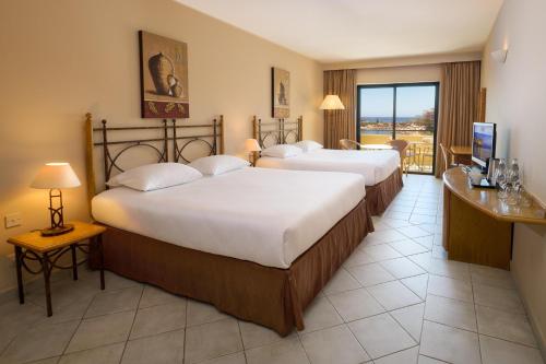 Habitación Familiar Superior del hotel Verdi St George's Bay Marina. Foto 2
