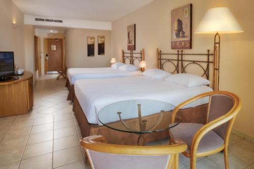 Habitación Familiar Superior del hotel Verdi St George's Bay Marina. Foto 3