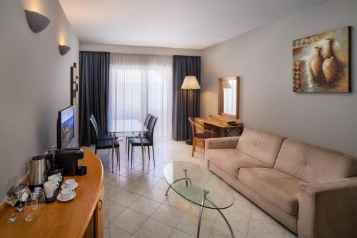 Suite Superior Vistas al Mar del hotel Verdi St George's Bay Marina. Foto 1