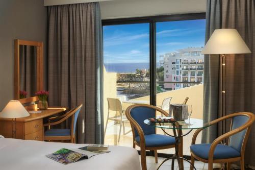 Habitación Deluxe con vistas al mar - Cama grande del hotel Verdi St George's Bay Marina. Foto 1