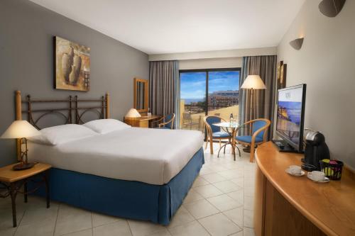 Habitación Deluxe con vistas al mar - Cama grande del hotel Verdi St George's Bay Marina. Foto 2