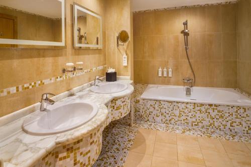 Suite Deluxe con vistas al mar del hotel Verdi St George's Bay Marina. Foto 1