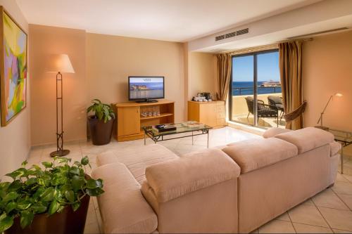 Suite Deluxe con vistas al mar del hotel Verdi St George's Bay Marina. Foto 2