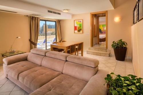 Suite Deluxe con vistas al mar del hotel Verdi St George's Bay Marina. Foto 3