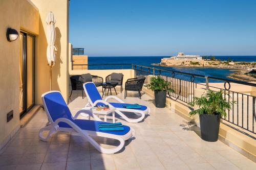 Suite Deluxe con vistas al mar del hotel Verdi St George's Bay Marina. Foto 4