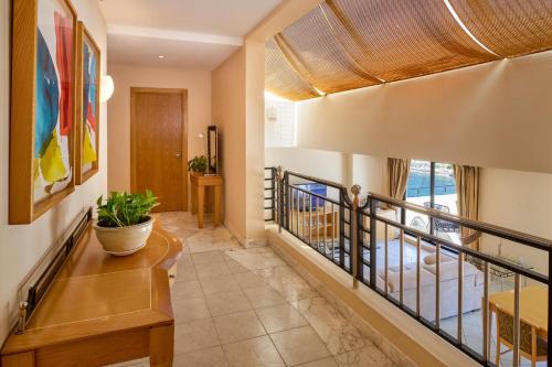 Suite Deluxe con vistas al mar del hotel Verdi St George's Bay Marina. Foto 5
