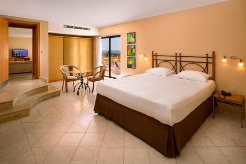 Suite Deluxe con vistas al mar del hotel Verdi St George's Bay Marina. Foto 8