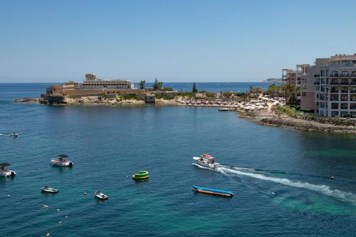 Suite Deluxe con vistas al mar del hotel Verdi St George's Bay Marina. Foto 9