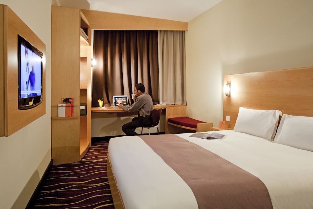 Habitación Superior Doble con 1 Cama Doble equipada con la nueva ropa de cama del hotel Ibis Muscat. Foto 1